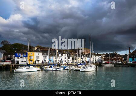 Weymouth, Dorset, UK. 1. Mai 2017.  Großbritannien Wetter.  Spektakuläre Donner Gewitterwolken weitergeben verunsichert am Nachmittag über den Hafen auf das Seebad Weymouth an der Jurassic Küste von Dorset.  Bildnachweis: Graham Hunt/Alamy Live-Nachrichten Stockfoto