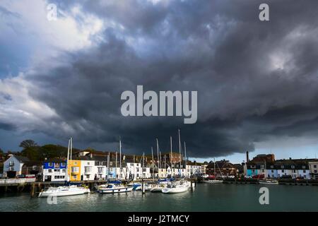 Weymouth, Dorset, UK. 1. Mai 2017.  Großbritannien Wetter.  Spektakuläre Donner Gewitterwolken weitergeben verunsichert am Nachmittag über den Hafen auf das Seebad Weymouth an der Jurassic Küste von Dorset.  Bildnachweis: Graham Hunt/Alamy Live-Nachrichten Stockfoto