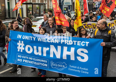 London, UK. 1. Mai 2017. Die traditionellen Maifeiertag Arbeiter marschierten von Clerkenwell Green zum Trafalgar Square, wo eine Kundgebung auf den Kampf gegen Sparkurs, Kürzungen und die Regierungen Anti-EU Handelsgesetze konzentriert. David Rowe/Alamy Live-Nachrichten Stockfoto