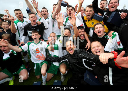 Bognor Regis, Großbritannien. 1. Mai 2017. Bognor Regis, Großbritannien. Bognor Regis Football Club im Bild feiert schlagen Dulwich Hamlet gewinnen das Ryman Football League Saison 2016-2107 Premier Division Play-off-Finale, um die nationale Liga Süd gefördert werden. Bildnachweis: Sam Stephenson/Alamy Live-Nachrichten Stockfoto