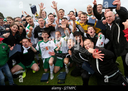 Bognor Regis, Großbritannien. 1. Mai 2017. Bognor Regis, Großbritannien. Bognor Regis Football Club im Bild feiert schlagen Dulwich Hamlet gewinnen das Ryman Football League Saison 2016-2107 Premier Division Play-off-Finale, um die nationale Liga Süd gefördert werden. Bildnachweis: Sam Stephenson/Alamy Live-Nachrichten Stockfoto