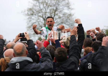 Bognor Regis, Großbritannien. 1. Mai 2017. Bognor Regis, Großbritannien. Bognor Regis Football Club im Bild feiert schlagen Dulwich Hamlet gewinnen das Ryman Football League Saison 2016-2107 Premier Division Play-off-Finale, um die nationale Liga Süd gefördert werden. Bildnachweis: Sam Stephenson/Alamy Live-Nachrichten Stockfoto