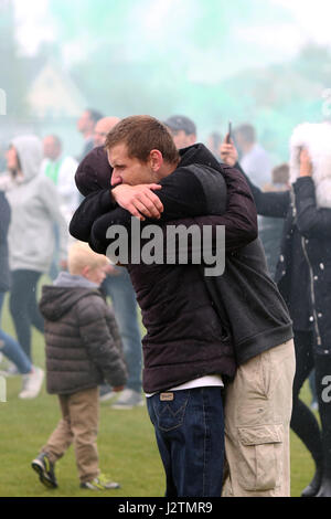 Bognor Regis, Großbritannien. 1. Mai 2017. Bognor Regis, Großbritannien. Bognor Regis Football Club im Bild feiert schlagen Dulwich Hamlet gewinnen das Ryman Football League Saison 2016-2107 Premier Division Play-off-Finale, um die nationale Liga Süd gefördert werden. Bildnachweis: Sam Stephenson/Alamy Live-Nachrichten Stockfoto