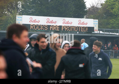 Bognor Regis, Großbritannien. 1. Mai 2017. Bognor Regis, Großbritannien. Bognor Regis Football Club im Bild feiert schlagen Dulwich Hamlet gewinnen das Ryman Football League Saison 2016-2107 Premier Division Play-off-Finale, um die nationale Liga Süd gefördert werden. Bildnachweis: Sam Stephenson/Alamy Live-Nachrichten Stockfoto