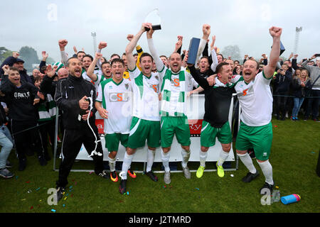 Bognor Regis, Großbritannien. 1. Mai 2017. Bognor Regis, Großbritannien. Bognor Regis Football Club im Bild feiert schlagen Dulwich Hamlet gewinnen das Ryman Football League Saison 2016-2107 Premier Division Play-off-Finale, um die nationale Liga Süd gefördert werden. Bildnachweis: Sam Stephenson/Alamy Live-Nachrichten Stockfoto