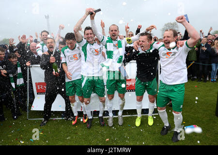 Bognor Regis, Großbritannien. 1. Mai 2017. Bognor Regis, Großbritannien. Bognor Regis Football Club im Bild feiert schlagen Dulwich Hamlet gewinnen das Ryman Football League Saison 2016-2107 Premier Division Play-off-Finale, um die nationale Liga Süd gefördert werden. Bildnachweis: Sam Stephenson/Alamy Live-Nachrichten Stockfoto