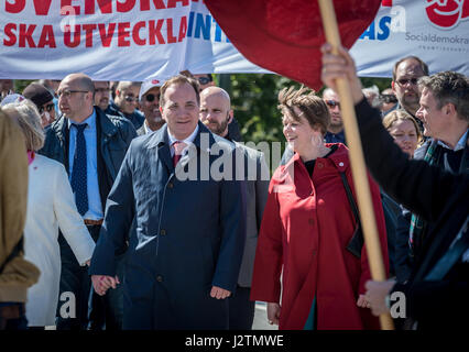 Malmö, Schweden, 1. Mai 2017. Der schwedische Ministerpräsident Stefan Löfven mit Malmö Bürgermeister Katrin Stjernfeldt Jammeh in traditionellen sozialdemokratischen Mai 1. Demonstration. Tommy Lindholm/Alamy Live-Nachrichten Stockfoto