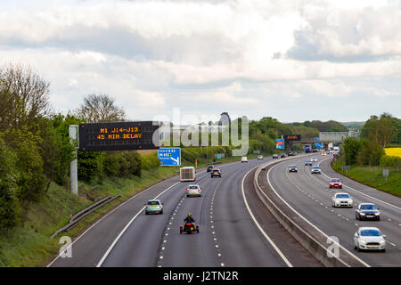 Northampton. M1 .1st Junction 15/16 Mai 2017. Bereits heute Abend nach dem Wochenende und Feiertagen, aber der Verkehr auf der Autobahn frei fließenden Verkehr ist weiter südlich in Bedfordshire beschäftigt. Blick nach Süden. Bildnachweis: Keith J Smith. / Alamy Live News Stockfoto