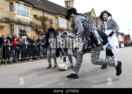 Stilton, Cambridgeshire, Großbritannien. 1. Mai 2017. Das Schwein Dyke Molly-Team in Aktion. Kann Feiertag Käse-Rollen in Stilton, Cambridgeshire. Die Käse-Rollen-Wettbewerb ist ein Maifeiertag Feiertag Montag Tradition und Konkurrenten roll Holzblöcke entlang der Hauptstraße anstelle der Stilton Käse seinen Namen vom Dorf stattfand. Käse ins Rollen. Stilton, Cambridgeshire, Großbritannien. 01.05.2017 Kredit: Paul Marriott/Alamy Live-Nachrichten Stockfoto