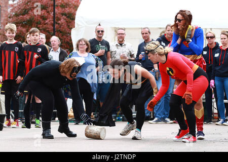 Stilton, Cambridgeshire, Großbritannien. 1. Mai 2017. Das Stilton Superhelden-Damen-Team in Aktion. Kann Feiertag Käse-Rollen in Stilton, Cambridgeshire. Die Käse-Rollen-Wettbewerb ist ein Maifeiertag Feiertag Montag Tradition und Konkurrenten roll Holzblöcke entlang der Hauptstraße anstelle der Stilton Käse seinen Namen vom Dorf stattfand. Käse ins Rollen. Stilton, Cambridgeshire, Großbritannien. 01.05.2017 Kredit: Paul Marriott/Alamy Live-Nachrichten Stockfoto