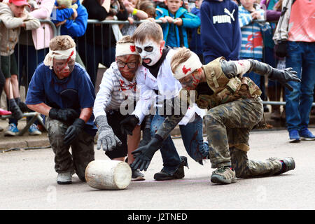 Stilton, Cambridgeshire, Großbritannien. 1. Mai 2017. Die Kinder Dead Nation Team in Aktion. Kann Feiertag Käse-Rollen in Stilton, Cambridgeshire. Die Käse-Rollen-Wettbewerb ist ein Maifeiertag Feiertag Montag Tradition und Konkurrenten roll Holzblöcke entlang der Hauptstraße anstelle der Stilton Käse seinen Namen vom Dorf stattfand. Käse ins Rollen. Stilton, Cambridgeshire, Großbritannien. 01.05.2017 Kredit: Paul Marriott/Alamy Live-Nachrichten Stockfoto