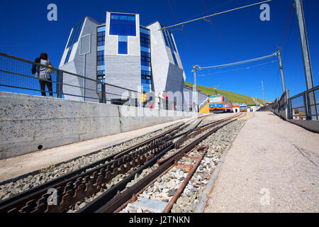 MONTE GENEROSO, Schweiz - April 2017 - Berg-Bahnstrecke mit Panorama-Restaurant im italienischen sprechenden Kanton Tessin, in Süd-Ost-Schweiz Stockfoto