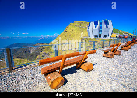 MONTE GENEROSO, Schweiz - April 2017 - Berg-Bahnstrecke mit Panorama-Restaurant im italienischen sprechenden Kanton Tessin, in Süd-Ost-Schweiz Stockfoto