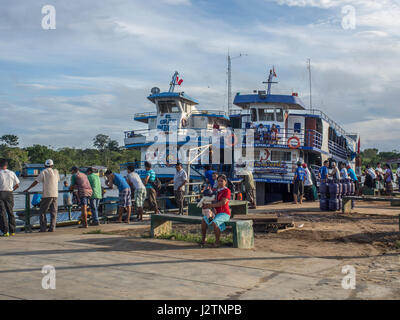 Amazonas, Peru - 12. Mai 2016: Ein Passagier-Fähre und Fracht auf dem Amazonas Stockfoto