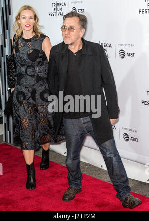 NEW YORK, NY - 28. April 2017: Tim Roth und seine Frau Nikki Butler besuchen das "Reservoir Dogs" 25. Jahrestag Screening während 2017 Tribeca Film Fest Stockfoto