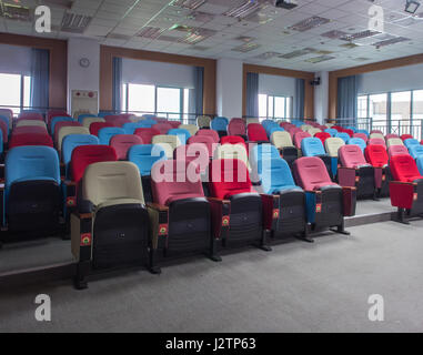 Yilan, Taiwan - 14. Oktober 2016: Farbige Sitze in einem Klassenzimmer der öffentlichen Bibliothek in Taiwan Stockfoto