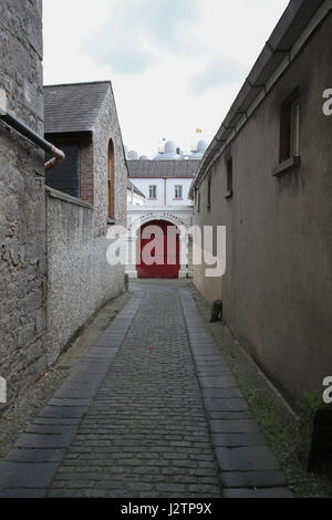 Roten Holztor in den Smithwick Brauerei in Kilkenny, Irland. Stockfoto