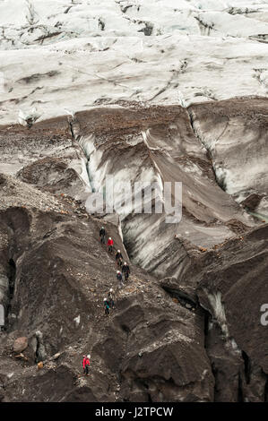 Geführte Tour, Wanderer zu Fuß über einen Gletscher, Eiskappe, Svinafellsjokull, Auslaufgletscher des Vatnajokull Glacier, Island. Stockfoto