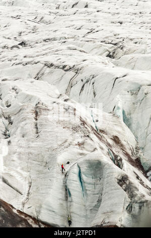 Wanderer Klettern einen Gletscher, Eiskappe, Svinafellsjokull, Steckdose Gletscher Vatnajökull Gletscher, Island. Stockfoto