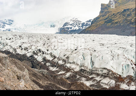 Distant Wanderer Klettern ein Gletscher, Eis, Svinafellsjokull, outlet Gletscher Vatnajökull Gletscher, Island. Stockfoto