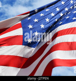 Die amerikanische Flagge vor dem Rathaus von Dallas in Texas. Stockfoto