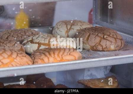 Mexikanische süßes Brot (Conchas) für den Verkauf in einem mexikanischen Markt Stockfoto