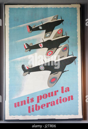 Unis Pour la Liberation: einen zweiten Weltkrieg Propagandaplakat zeigt eine RAF, eine amerikanische Luftwaffe und eine kostenlose Französisch Spitfire in Bildung. Stockfoto