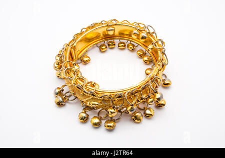 Closeup, goldene alte kleine Glocke Armreif im indischen Stil, isoliert Stockfoto