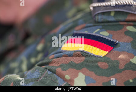 Deutsche Flagge auf einheitliche deutsche Armee Stockfoto