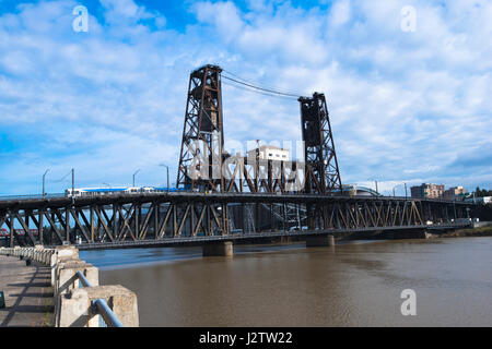 Alte Brücke aus Eisen Stab Abschnitt mit Klettertürme und für die Durchfahrt von großen Schiffen Willamette River in Portland. Die Brücke ist ausgestattet Stockfoto