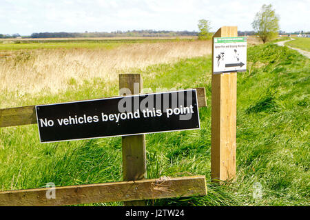 Ein No-Fahrzeuge über diesem Punkt-Zeichen von Upton Dyke auf den Norfolk Broads in Upton, Norfolk, England, Vereinigtes Königreich. Stockfoto