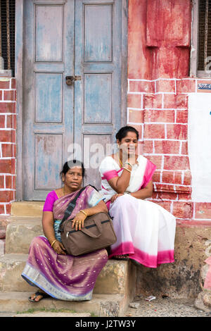 Anschauliches Bild. Pondicherry, Tamil Nadu, Indien - Marsh 02, 2014. Indischen farbigen Haus mit Passanten sitzen Stockfoto