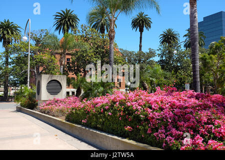 SANTA ANA, CA - 30. April 2017: Orange County Civic Center Plaza. Das Old Courthouse, gesehen aus dem Civic Center. Stockfoto