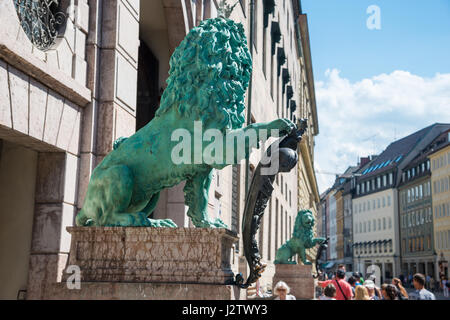 München, Deutschland - 7. Juni 2016: Bayerische Löwenstatue im Münchner Alte Residenz Palace in Odeonsplatz. München, Bayern, Deutschland. München ist die Landeshauptstadt und Stockfoto