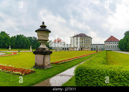 München, Deutschland - Juni 8. 2016: das Schloss Nymphenburg - Burg der Nymphen ist ein Barockschloss in München, Bayern, Deutschland. Der Palast ist das wichtigste Stockfoto