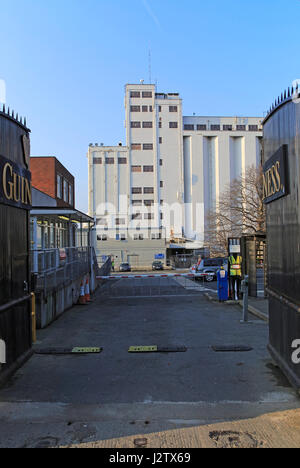 Eingang Tor von Thomas Straße zum Teil Guinness Brauerei, St. James Gate, Dublin, Irland, Stockfoto