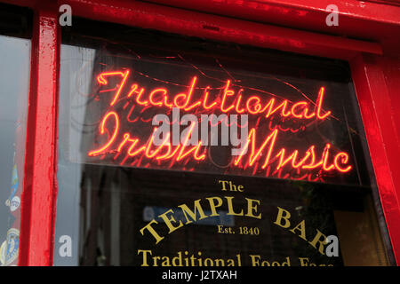 Leuchtreklame für traditionelle irische Musik im Fenster von der Temple Bar Pub, Dublin City Centre, Irland, Republik von Irland Stockfoto