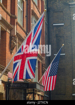 Eine amerikanische und britische Flagge vor dem Stafford Hotel in London Stockfoto