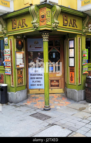 Live-Volksmusik-Schild am Eingang Oliver St. John Gogarty Pub in der Temple Bar, Dublin City Centre, Irland, Republik von Irland Stockfoto