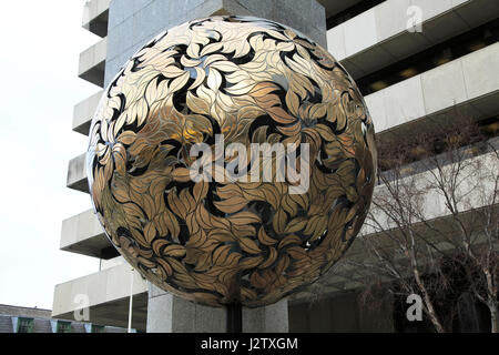 Crann eine Oir, Tree of Gold Skulptur Kunstwerk, Central Bank of Ireland, Dublin, Irland, irische Republik durch Eamonn O' Doherty 1991 Stockfoto