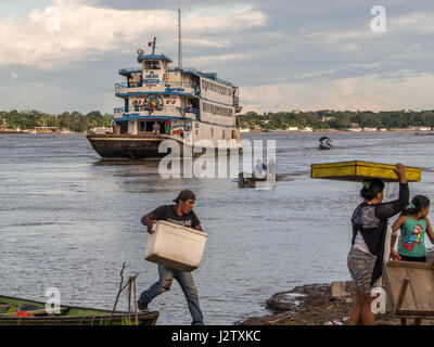 Santa Rosa, Peru - 11. Mai 2016: Ein Passagier-Fähre und Fracht auf dem Amazonas Stockfoto