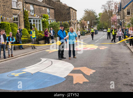 Die 2017 Tour de Yorkshire wie es ging durch das Dorf Addingham in der Nähe von Ilkley, West Yorkshire Stockfoto