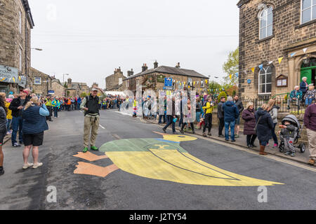 Die 2017 Tour de Yorkshire wie es ging durch das Dorf Addingham in der Nähe von Ilkley, West Yorkshire Stockfoto