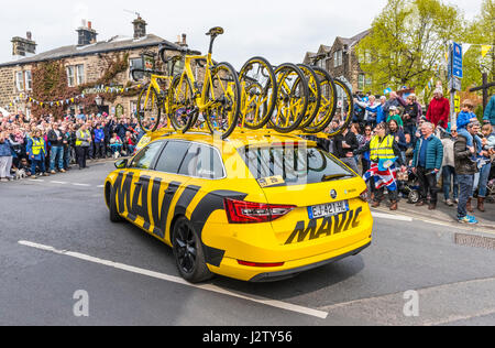 Die 2017 Tour de Yorkshire wie es ging durch das Dorf Addingham in der Nähe von Ilkley, West Yorkshire Stockfoto