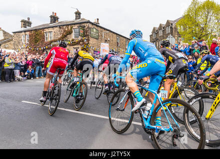 Die 2017 Tour de Yorkshire wie es ging durch das Dorf Addingham in der Nähe von Ilkley, West Yorkshire Stockfoto