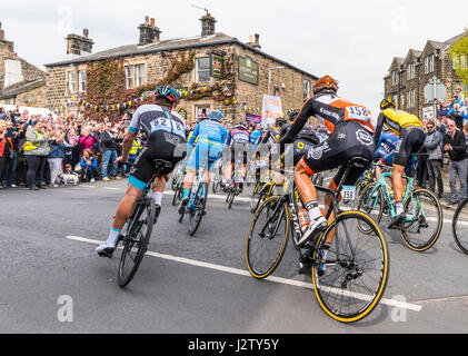 Die 2017 Tour de Yorkshire wie es ging durch das Dorf Addingham in der Nähe von Ilkley, West Yorkshire Stockfoto