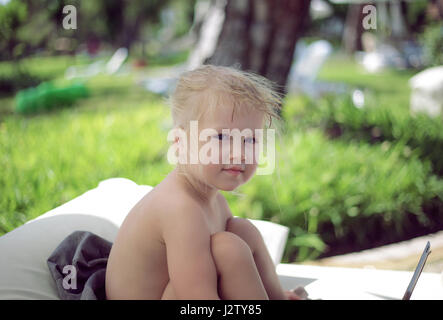 Eine junge hübsche Mädchen sitzen im Garten Stockfoto