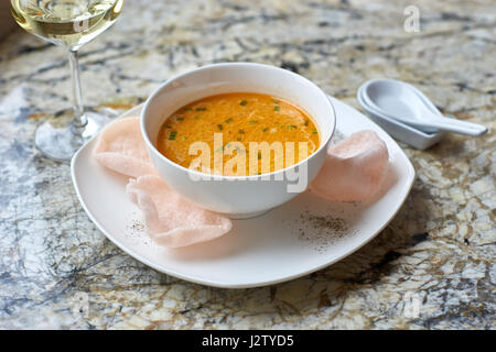 Cremige Krabbensuppe auf Marmor Hintergrund Stockfoto