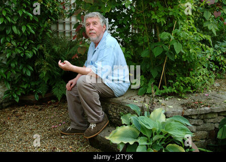 Komponist Harrison Birtwistle an seinem Hause, im Garten und in seinem summerhous Stockfoto