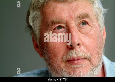 Komponist Harrison Birtwistle an seinem Hause, im Garten und in seinem summerhous Stockfoto